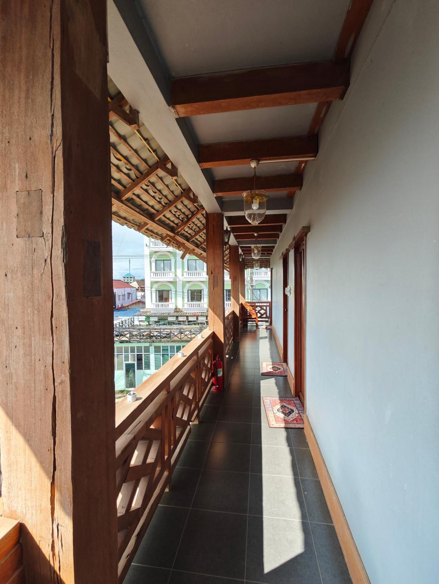 Vangvieng Pool House Hotel Ванг-Виенг Экстерьер фото